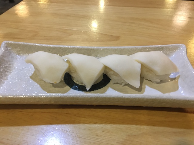 ニャウンシュエの寿司バーNOZOMIのイカ