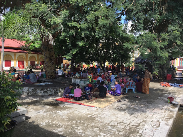チャウットージー・パヤー内でピクニックをするミャンマー人