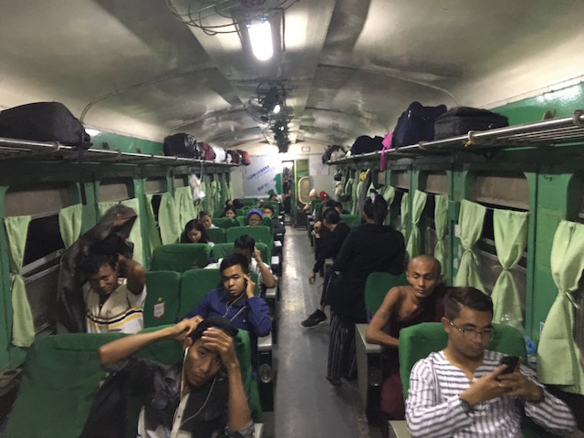 バゴーからヤンゴンへ行く列車